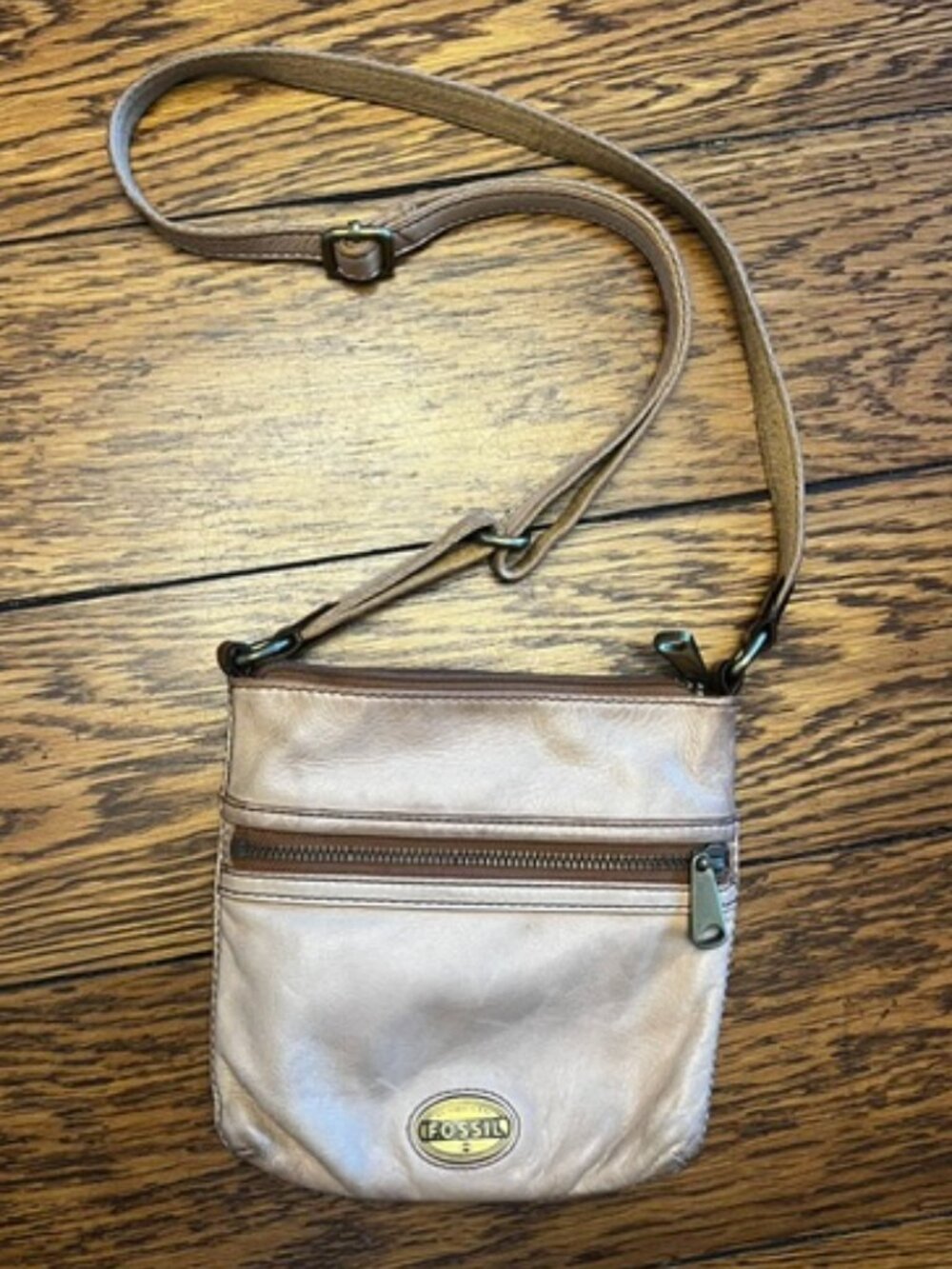 Women's Authentic Fossil Tan Leather Purse Shoulder bag, Zip Close, Ex Con!